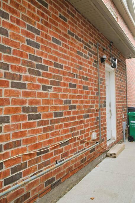 Beautiful And Spacious Basement Apartment Brampton Bagian luar foto