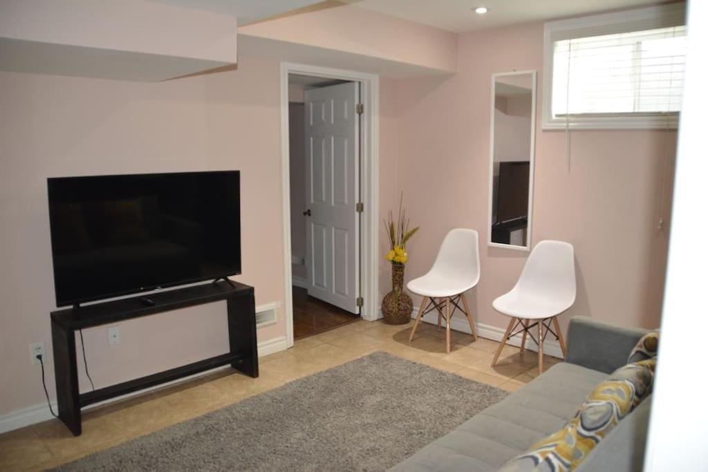 Beautiful And Spacious Basement Apartment Brampton Bagian luar foto