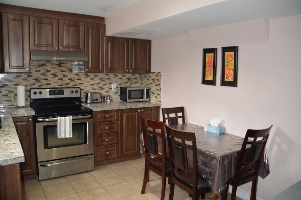Beautiful And Spacious Basement Apartment Brampton Bagian luar foto