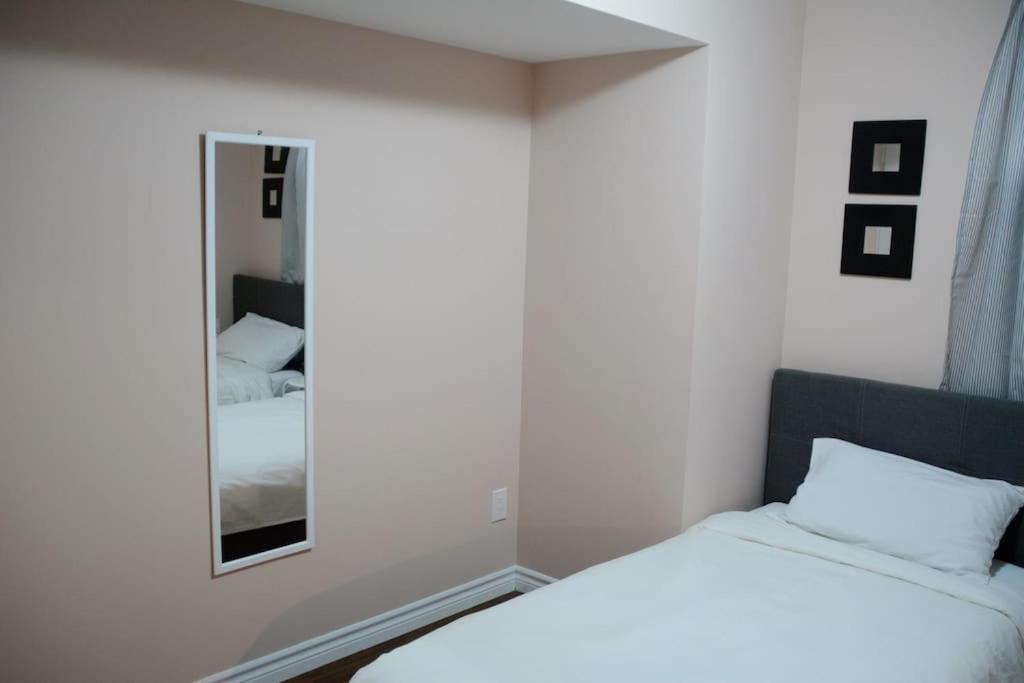 Beautiful And Spacious Basement Apartment Brampton Bagian luar foto