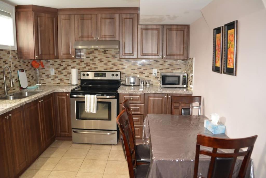 Beautiful And Spacious Basement Apartment Brampton Bagian luar foto