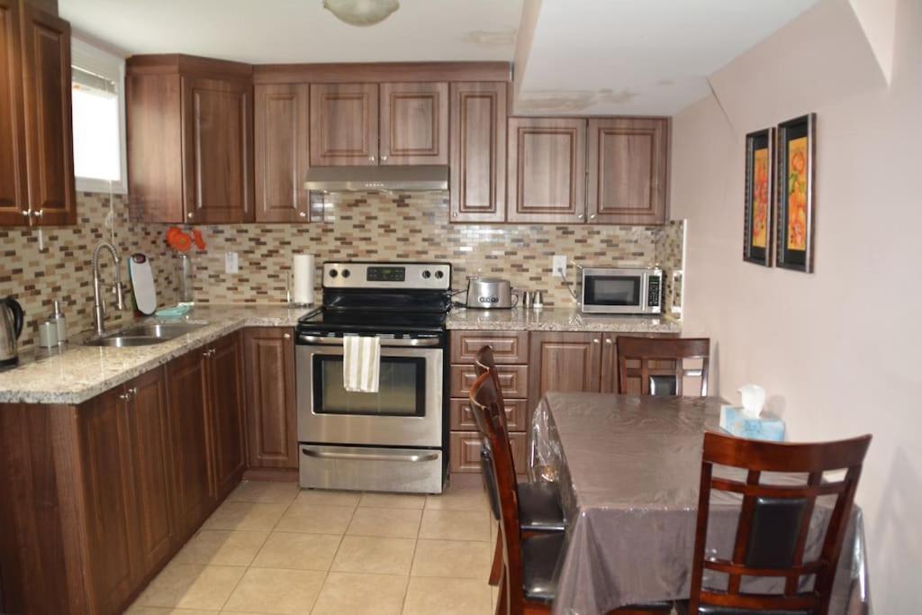 Beautiful And Spacious Basement Apartment Brampton Bagian luar foto